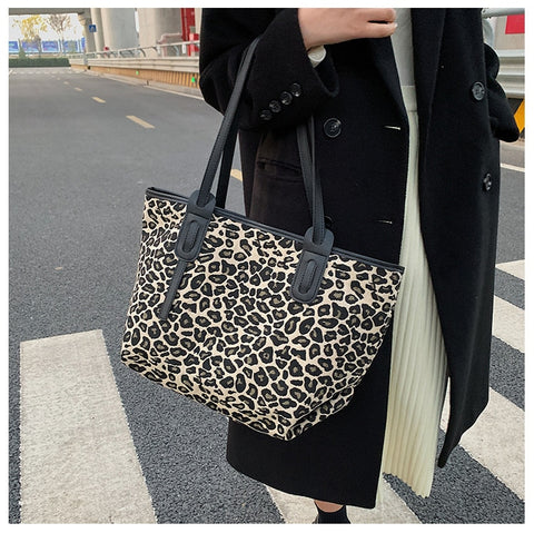 Beyprern 2023 Large Capacity Women's Leopard Print Shoulder Bag Zipper Closure Handbag Casual Underarm Bag Casual Tote Bag