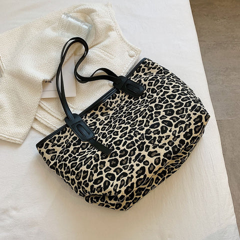Beyprern 2023 Large Capacity Women's Leopard Print Shoulder Bag Zipper Closure Handbag Casual Underarm Bag Casual Tote Bag